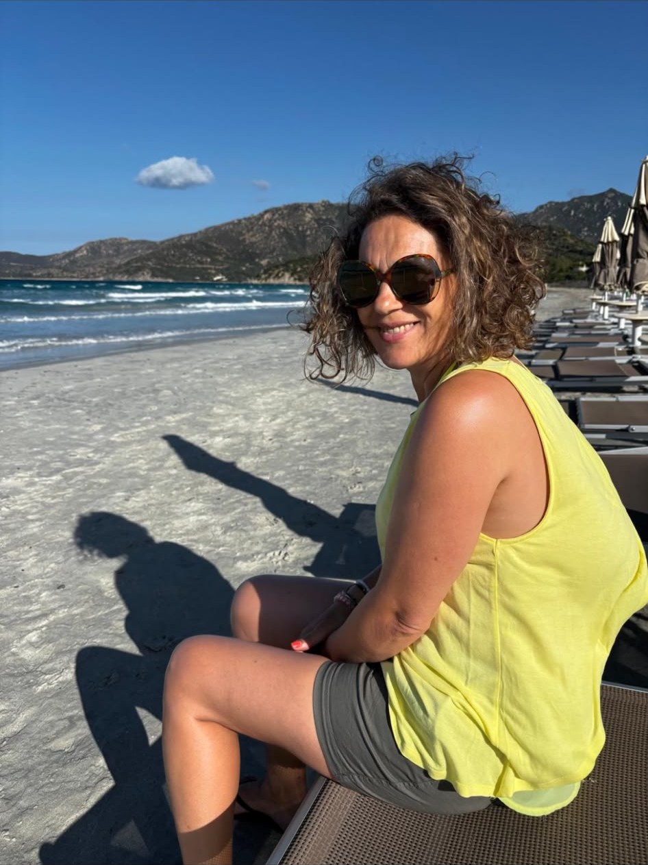 Lina numa praia, em viagem